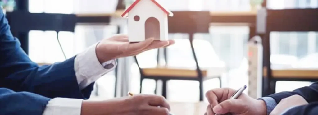 Blogbeitrag immobilienkauf Ansicht Hausmodel in der Hand