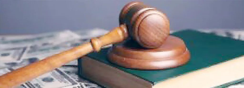 Ansicht: Richterhammer auf Gesetzbuch