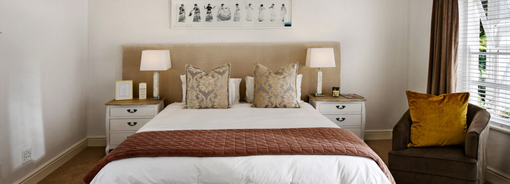 Immobilienkauf Blog, Ansicht Schafzimmer mit stilvoll gemachtem Bett