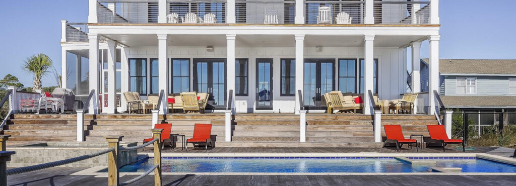 Immobilienkauf Blog, Ansicht Terrasse vor Swimmingpool mit Palme