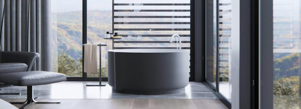 Immobilienkauf Blog, Ansicht Badezimmer mit moderner Wanne vor Landschaft