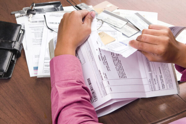 Abbildung: Die Hände zerreißen das Papier auf dem Tisch