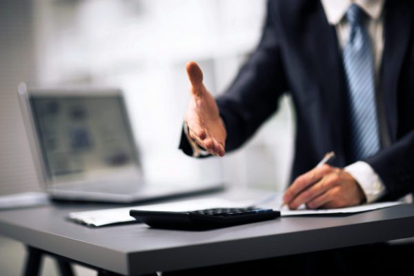 OOS_dp84561108 Abbildung: Er streckte die Hand zum Handshake (begrüßen)