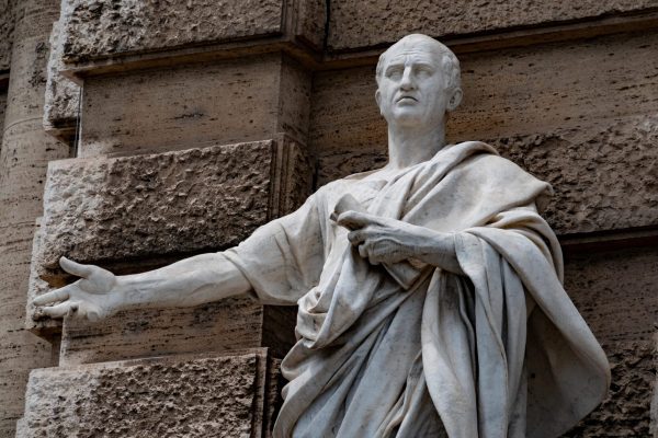 Cicero – giustizia Abbildung: Eine Marmor-Statue von Cicero in Italien