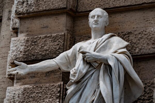 Abbildung: Eine Marmor-Statue von Cicero in Italien