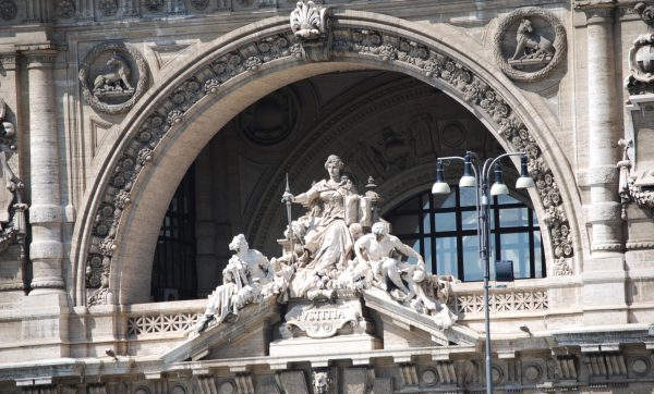 lavvit_4514_web Abbildung: Eine steinerne Justitia Statue vor dem Münchner Amtsgericht