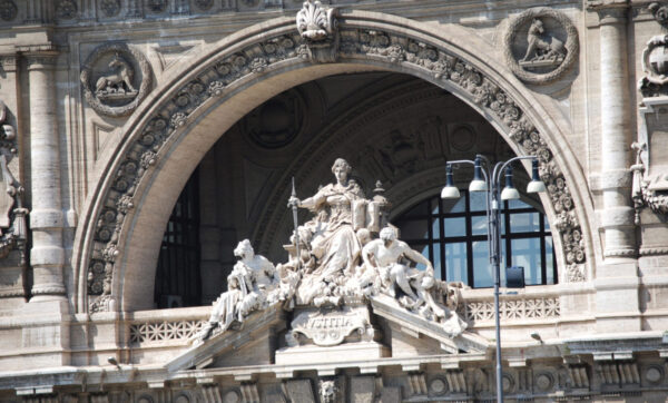 Abbildung: Eine steinerne Justitia Statue vor dem Münchner Amtsgericht