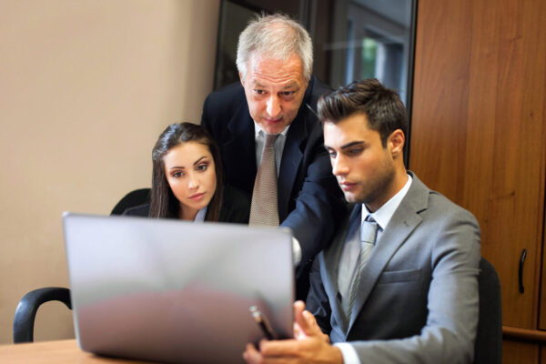Abbildung: Anwalt beräte eine junge Famile am Laptop