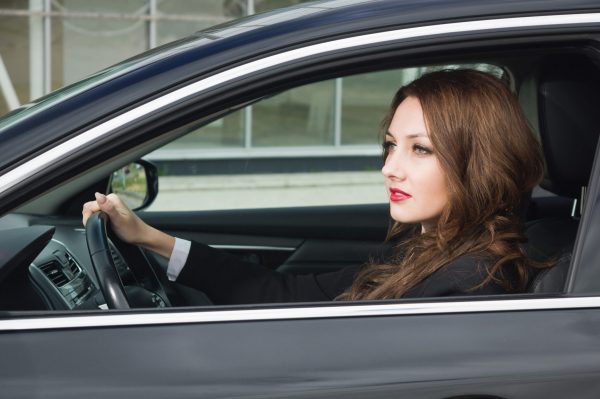 Handelsvertreterin Handelsvertreterin im Auto am Steuer