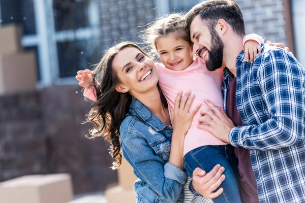 LAVVIT Familienrecht Abbildung: Glückliche Familie trägt ein Kind in den Armen zwischen sich
