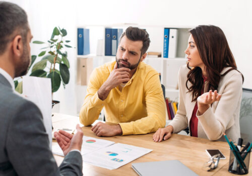 Abbildung: Ehepaar beim Rechtsanwalt in der Diskussion