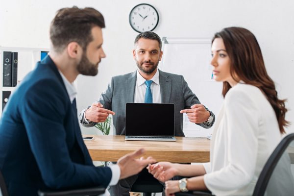 lavvit_dp2477-web Abbildung: Mann und Frau beim Anwalt ihres Vertrauens
