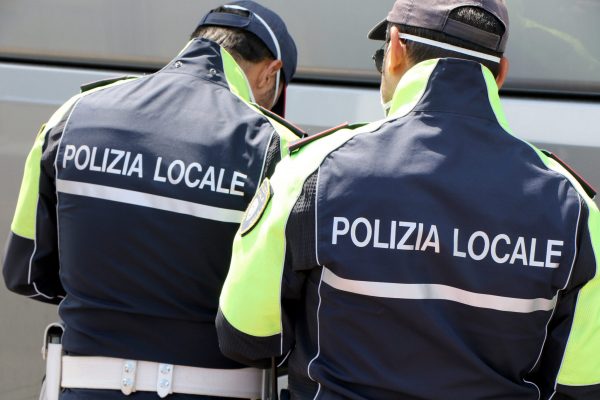 Verkehrsrecht – Polizia, Bußgeld-Bescheid Abbildung: Carabinieri mit Warnwesten von hinter: Polizia Locale