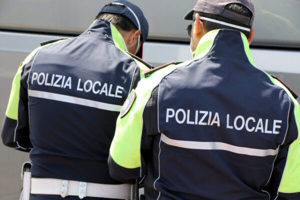 Abbildung: Carabinieri mit Warnwesten von hinter: Polizia Locale