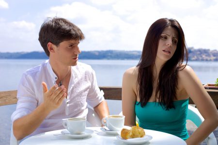 Abbildung: Ein Paar, das in einem Café einen Streit hat