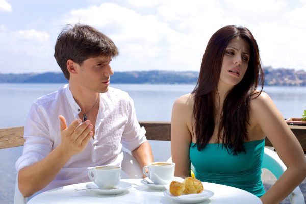 Italien – Familienrecht Abbildung: Ein Paar, das in einem Café einen Streit hat